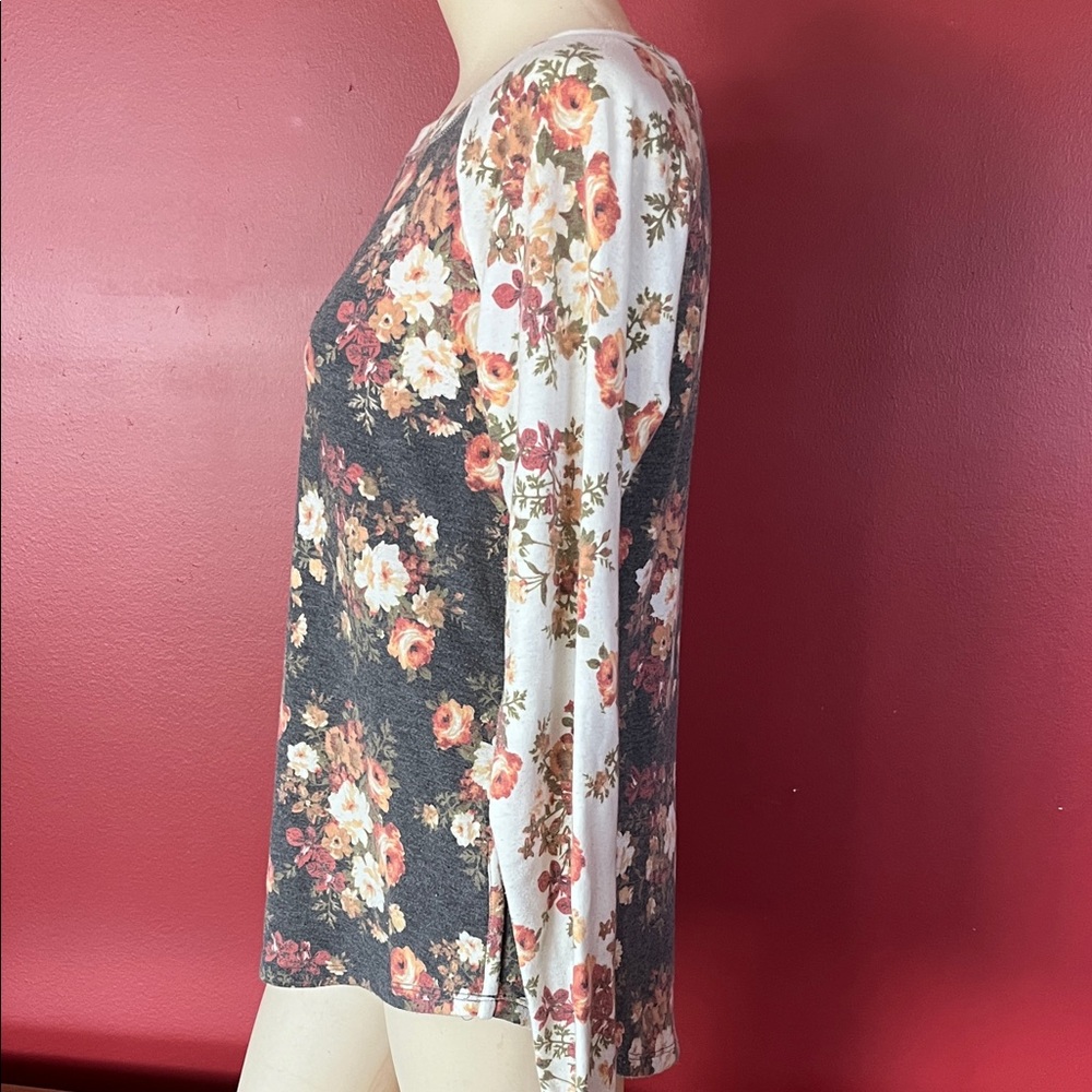 Like new Amazon Floral Gray and Cream Women's Blouse - Picture 6 of 11